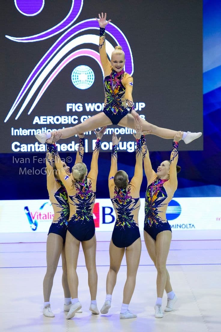 Aerobic — team lift